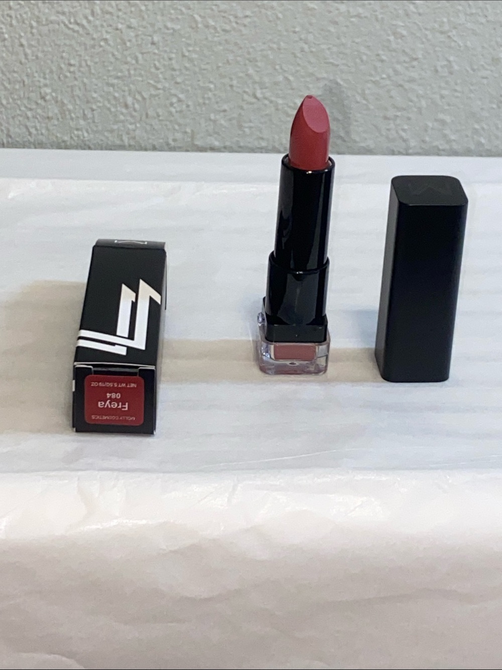 Molly Freya 084 Creamy Mauve-Pink Lipstick — Hydrating Everyday Shade